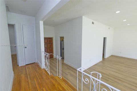 House in Miami, Florida 4 bedrooms, 159.98 sq.m. № 2023010 - photo 23