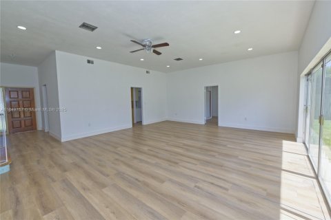 House in Miami, Florida 4 bedrooms, 159.98 sq.m. № 2023010 - photo 7