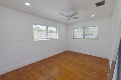 House in Miami, Florida 4 bedrooms, 159.98 sq.m. № 2023010 - photo 21