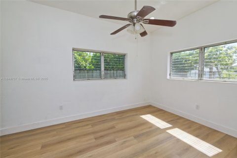 House in Miami, Florida 4 bedrooms, 159.98 sq.m. № 2023010 - photo 12
