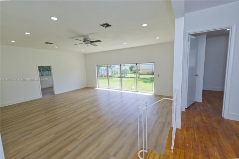 House in Miami, Florida 4 bedrooms, 159.98 sq.m. № 2023010 - photo 24