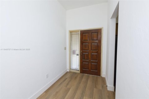 House in Miami, Florida 4 bedrooms, 159.98 sq.m. № 2023010 - photo 8