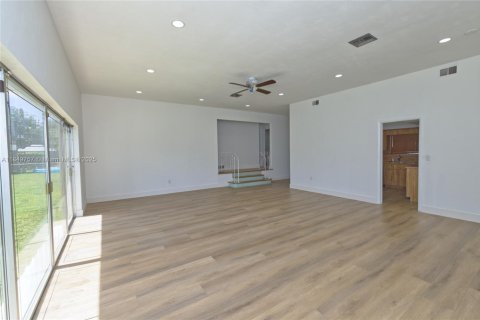 House in Miami, Florida 4 bedrooms, 159.98 sq.m. № 2023010 - photo 6