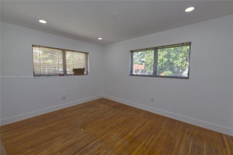 House in Miami, Florida 4 bedrooms, 159.98 sq.m. № 2023010 - photo 17