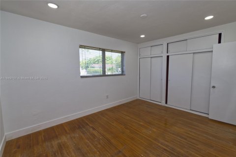 House in Miami, Florida 4 bedrooms, 159.98 sq.m. № 2023010 - photo 18