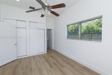 House in Miami, Florida 4 bedrooms, 159.98 sq.m. № 2023010 - photo 13