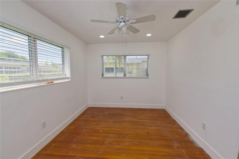 House in Miami, Florida 4 bedrooms, 159.98 sq.m. № 2023010 - photo 22