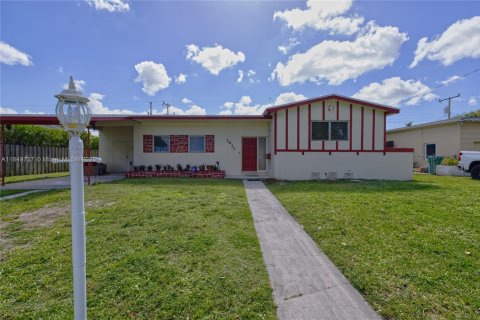 House in Miami, Florida 4 bedrooms, 159.98 sq.m. № 2023010 - photo 2
