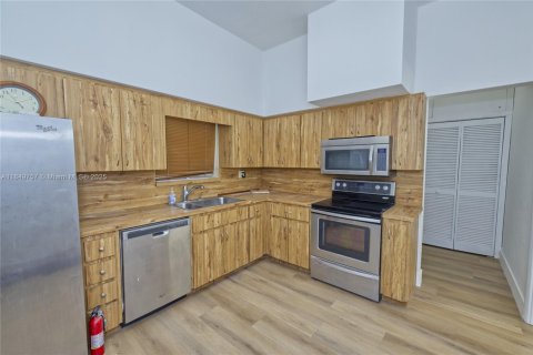 House in Miami, Florida 4 bedrooms, 159.98 sq.m. № 2023010 - photo 25