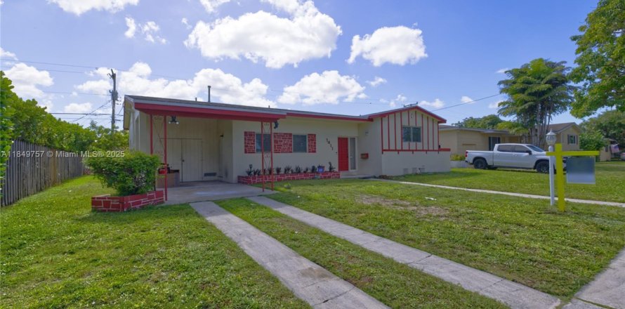 House in Miami, Florida 4 bedrooms, 159.98 sq.m. № 2023010