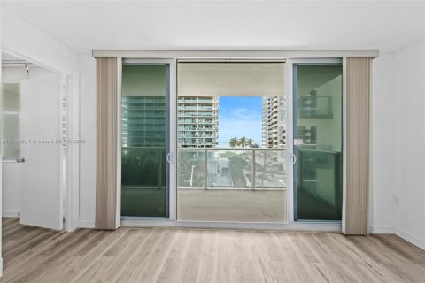 Condo in Miami Beach, Florida, 2 bedrooms  № 1957561 - photo 9