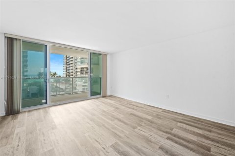 Condo in Miami Beach, Florida, 2 bedrooms  № 1957561 - photo 10