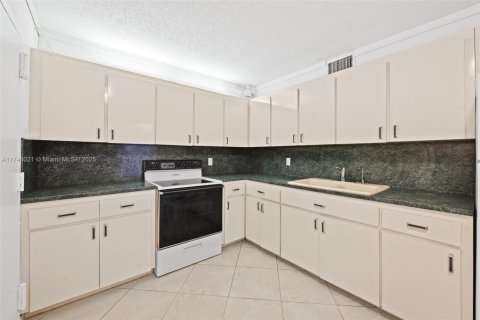 Condo in Miami Beach, Florida, 2 bedrooms  № 1957561 - photo 4