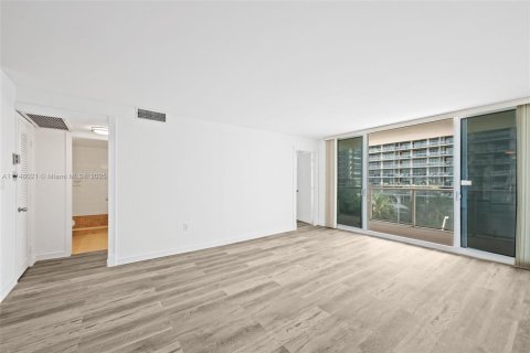Condo in Miami Beach, Florida, 2 bedrooms  № 1957561 - photo 12