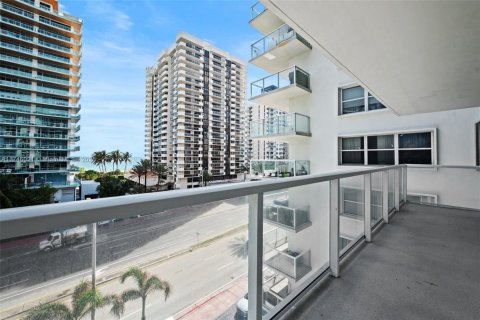 Condo in Miami Beach, Florida, 2 bedrooms  № 1957561 - photo 14