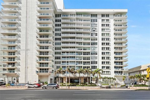 Condo in Miami Beach, Florida, 2 bedrooms  № 1957561 - photo 21