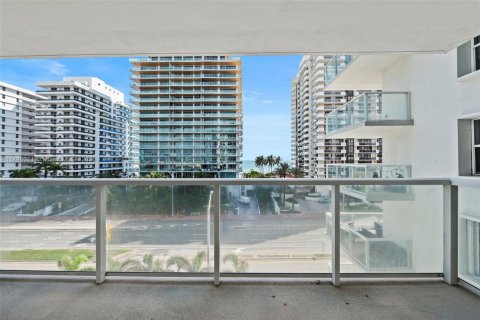Condo in Miami Beach, Florida, 2 bedrooms  № 1957561 - photo 16