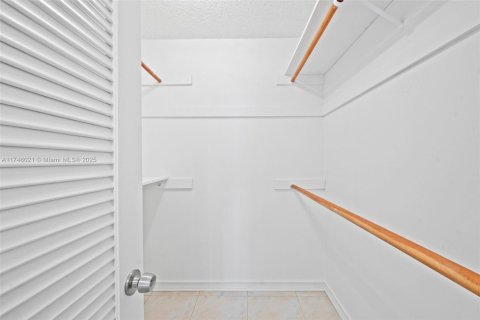 Condo in Miami Beach, Florida, 2 bedrooms  № 1957561 - photo 19