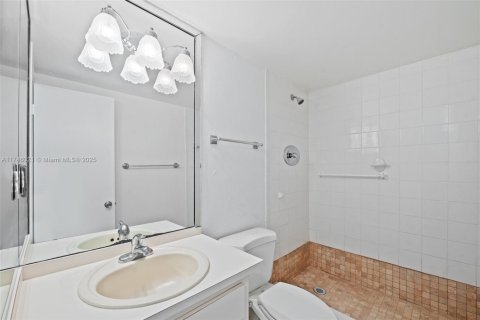 Condo in Miami Beach, Florida, 2 bedrooms  № 1957561 - photo 20