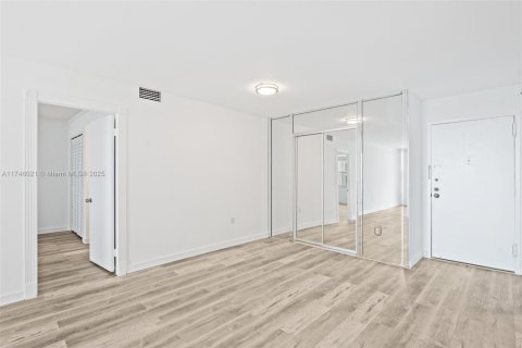 Condo in Miami Beach, Florida, 2 bedrooms  № 1957561 - photo 11