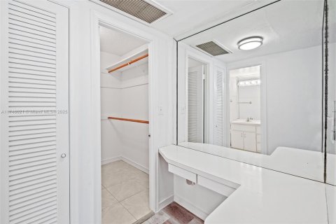 Condo in Miami Beach, Florida, 2 bedrooms  № 1957561 - photo 17