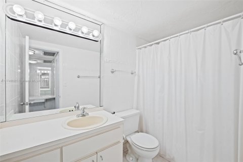 Condo in Miami Beach, Florida, 2 bedrooms  № 1957561 - photo 18