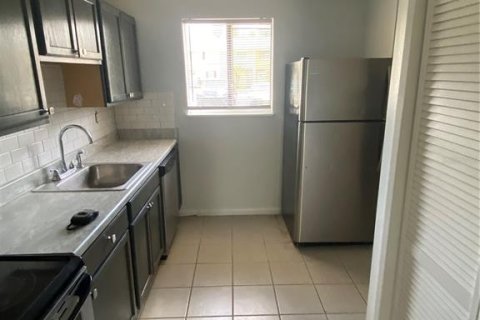 Townhouse in Land O' Lakes, Florida 2 bedrooms, 95.88 sq.m. № 2167192 - photo 2
