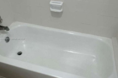 Condo in Hialeah, Florida, 2 bedrooms  № 2043245 - photo 2