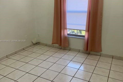 Condo in Hialeah, Florida, 2 bedrooms  № 2043245 - photo 5