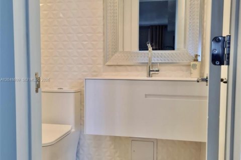 Condo in Hollywood, Florida, 1 bedroom № 2145889 - photo 13