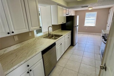 House in Port Richey, Florida 3 bedrooms, 144.28 sq.m. № 2101935 - photo 7