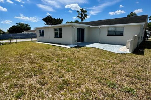 House in Port Richey, Florida 3 bedrooms, 144.28 sq.m. № 2101935 - photo 20