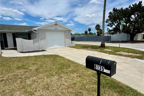 House in Port Richey, Florida 3 bedrooms, 144.28 sq.m. № 2101935 - photo 2