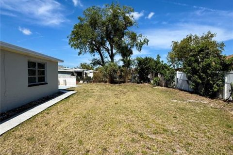 House in Port Richey, Florida 3 bedrooms, 144.28 sq.m. № 2101935 - photo 21