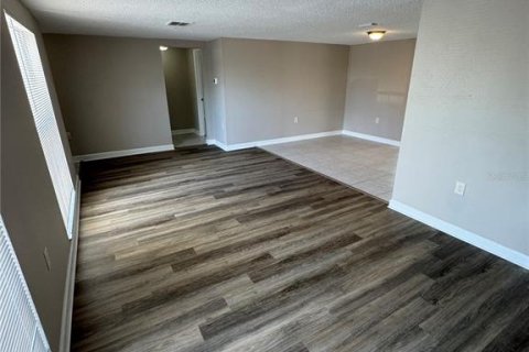 House in Port Richey, Florida 3 bedrooms, 144.28 sq.m. № 2101935 - photo 5