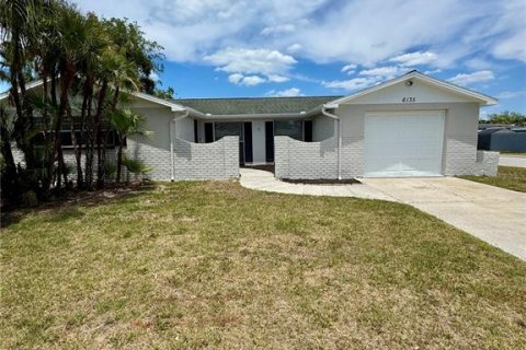 House in Port Richey, Florida 3 bedrooms, 144.28 sq.m. № 2101935