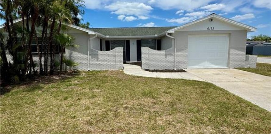 House in Port Richey, Florida 3 bedrooms, 144.28 sq.m. № 2101935
