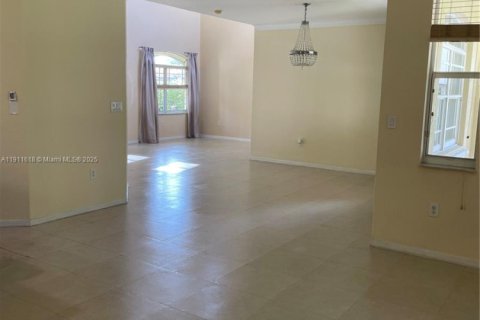 House in Cutler Bay, Florida 3 bedrooms, 197.51 sq.m. № 1969434 - photo 7