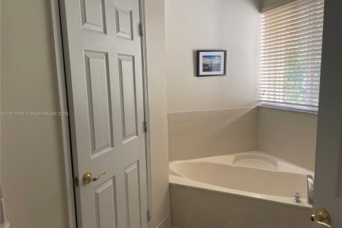 House in Cutler Bay, Florida 3 bedrooms, 197.51 sq.m. № 1969434 - photo 12