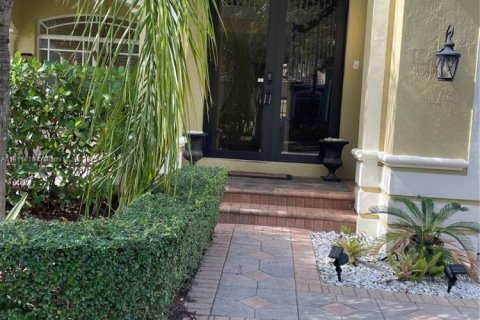 House in Cutler Bay, Florida 3 bedrooms, 197.51 sq.m. № 1969434 - photo 2