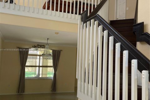 House in Cutler Bay, Florida 3 bedrooms, 197.51 sq.m. № 1969434 - photo 5