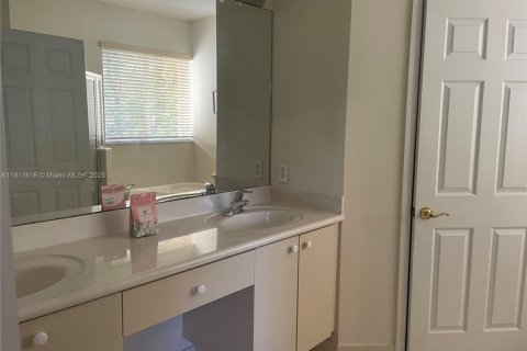 House in Cutler Bay, Florida 3 bedrooms, 197.51 sq.m. № 1969434 - photo 13