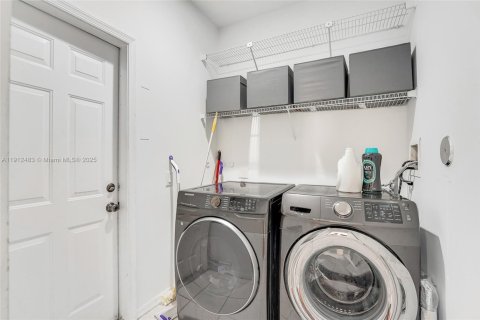 Casa en venta en Weston, Florida, 4 dormitorios, 230.21 m2 № 1968717 - foto 15