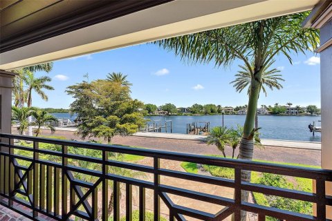 House in Saint Petersburg, Florida 4 bedrooms, 363.06 sq.m. № 1621844 - photo 15