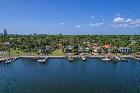 House in Saint Petersburg, Florida 4 bedrooms, 363.06 sq.m. № 1621844 - photo 6