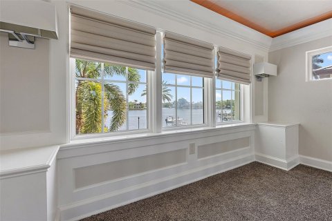 House in Saint Petersburg, Florida 4 bedrooms, 363.06 sq.m. № 1621844 - photo 19