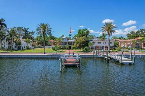 House in Saint Petersburg, Florida 4 bedrooms, 363.06 sq.m. № 1621844 - photo 4