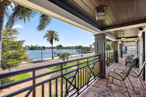 House in Saint Petersburg, Florida 4 bedrooms, 363.06 sq.m. № 1621844 - photo 8