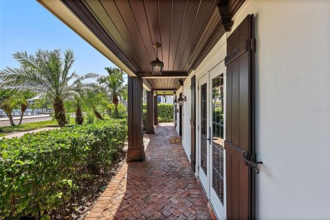 House in Saint Petersburg, Florida 4 bedrooms, 363.06 sq.m. № 1621844 - photo 7