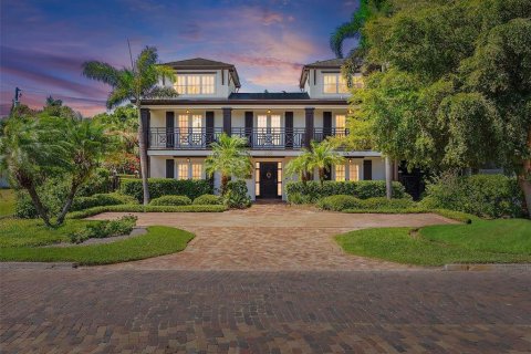 House in Saint Petersburg, Florida 4 bedrooms, 363.06 sq.m. № 1621844 - photo 1